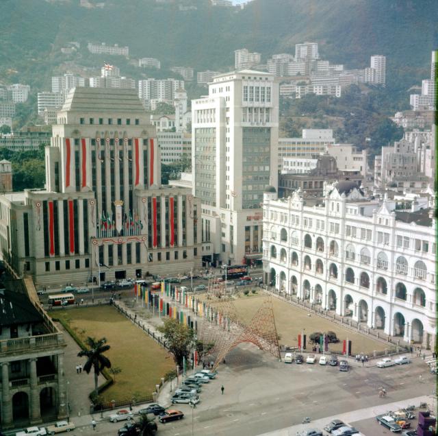 1961 Statue Square - Where most statues were removed (HSBC building in the background)