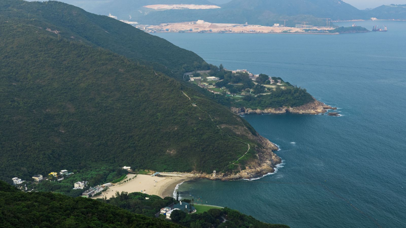 See the country club there?