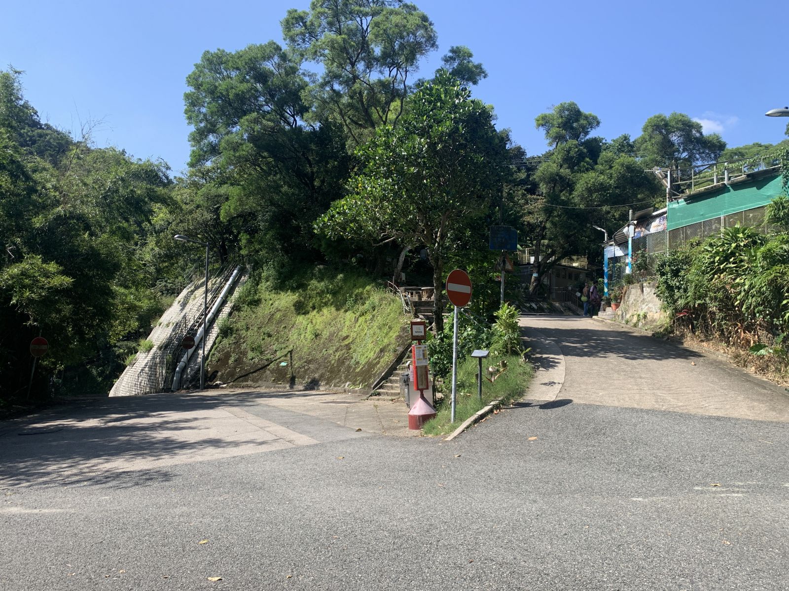 This is the left path towards Lion Rock.