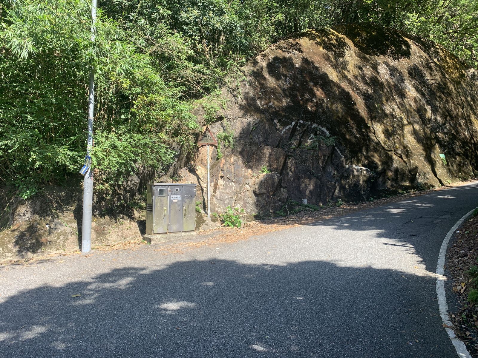 This is the road leading to Kowloon Peak after turning right