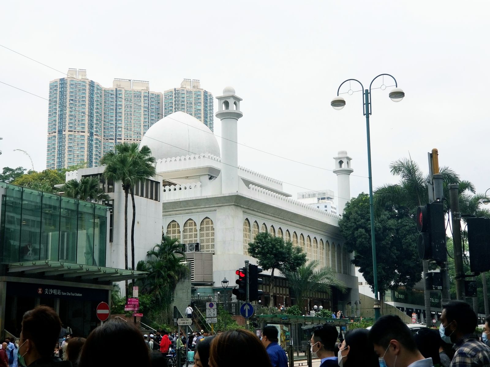 Located at the intersection of Nathan and Haiphong roads in Tsim Sha Tsui, Kowloon Mosque and Islamic Centre is the largest mosque in Hong Kong.