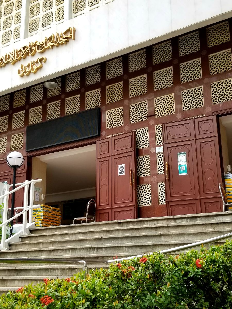 The structure uses white marble on the paving and facade, embellished with detailed latticed windows all around.