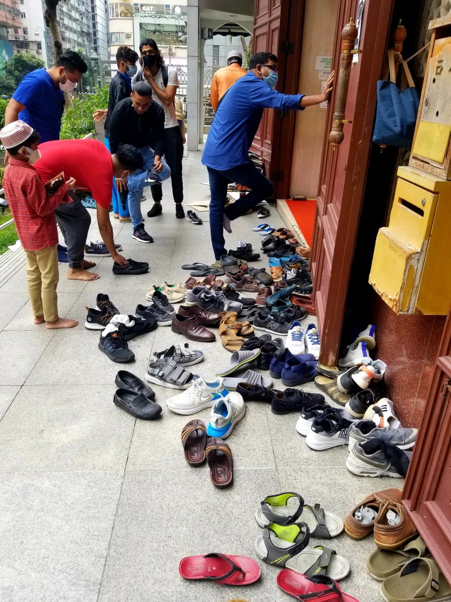When visiting a mosque, both men and women are expected to dress modestly and remove their shoes. 
