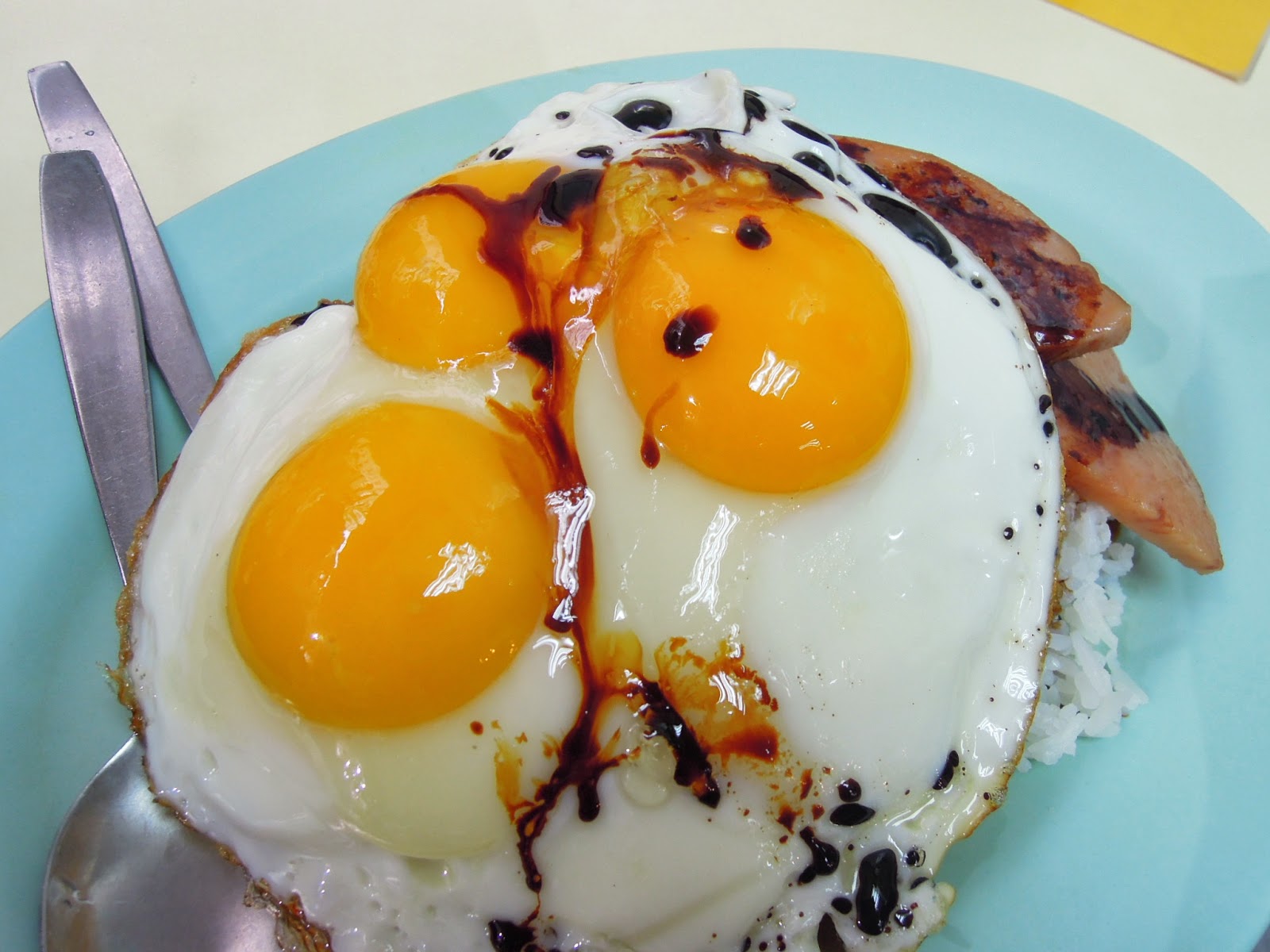 Any fan of Stephen Chow should recognize the above dish - Spam & Fried Egg over Rice (餐肉煎蛋飯)