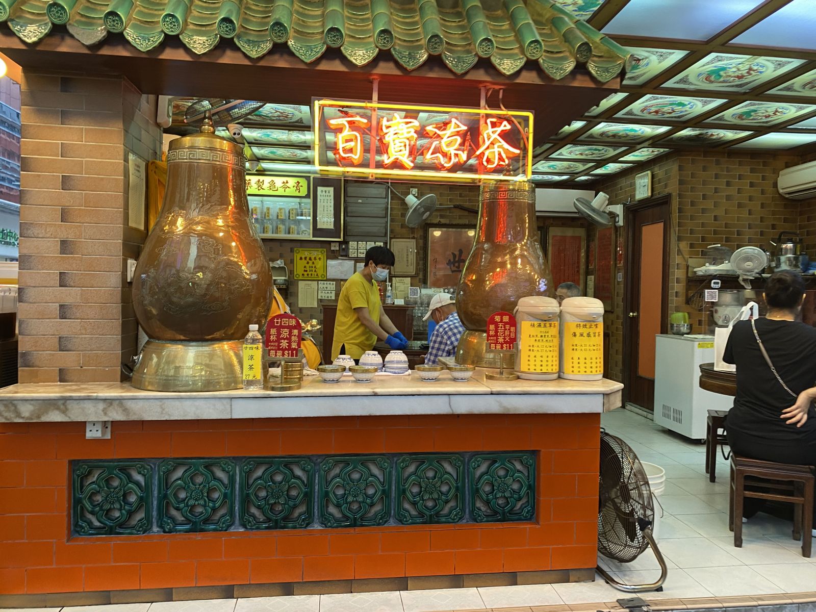 The iconic copper boiler in the shape of Wu Lao as you enter Bak Bo Tong