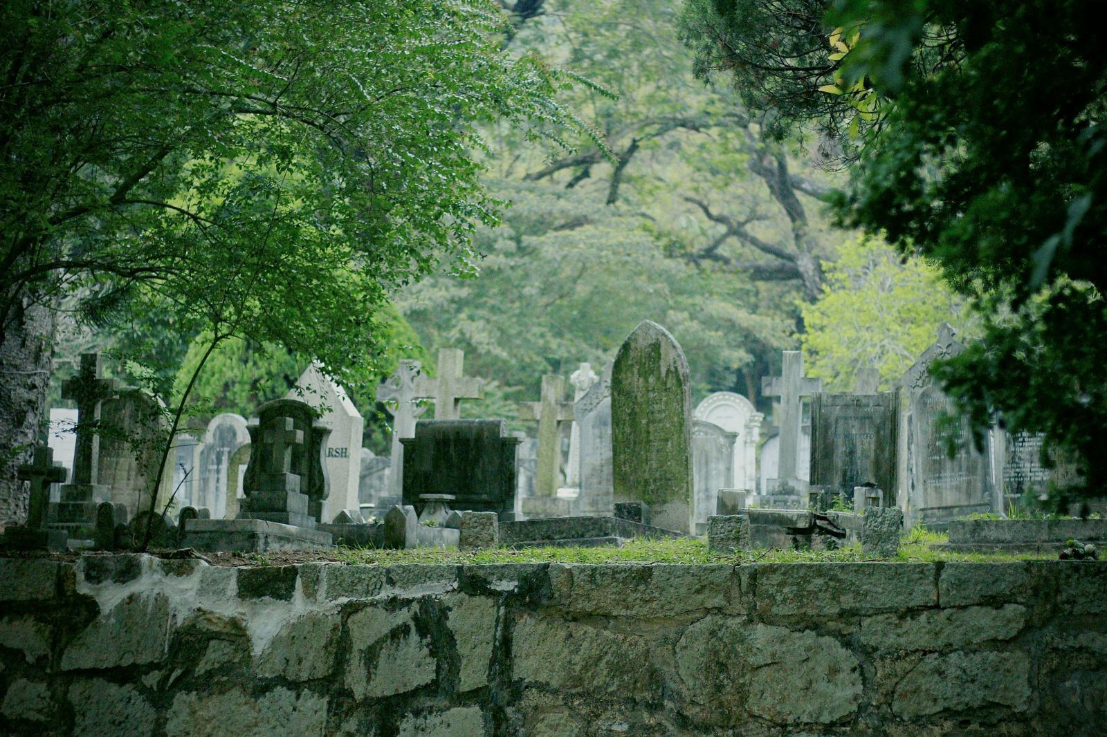 As the oldest cemetery in Hong Kong, a lot of history has left behind here